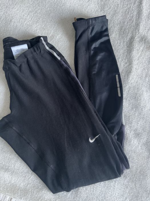 Czarne leginsy sportowe nike uniwersalne idealne do biegania