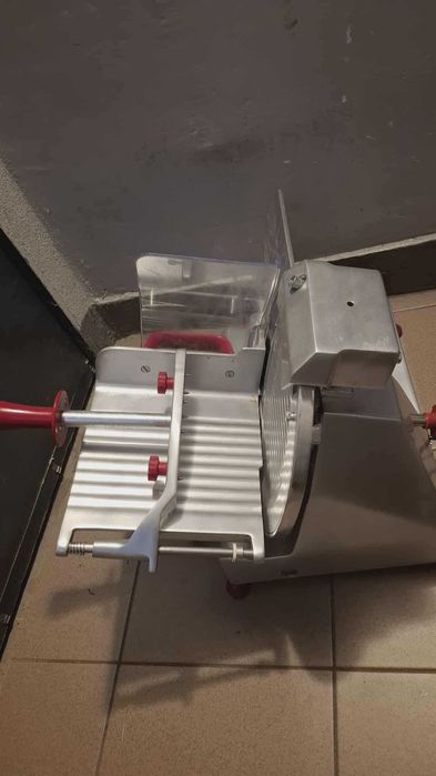 Profesjonalny sprzęt handlowy - waga, krajalnica, skaner