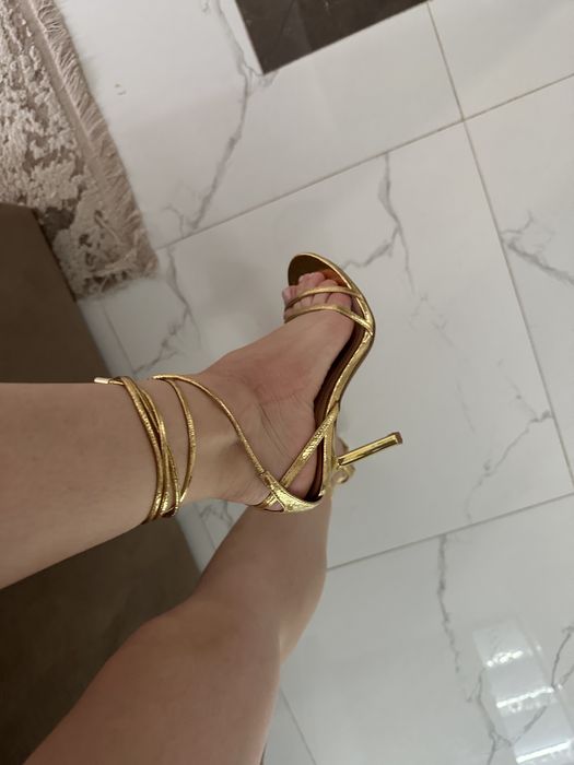 Босоніжки Zara на підборах 35 розмір