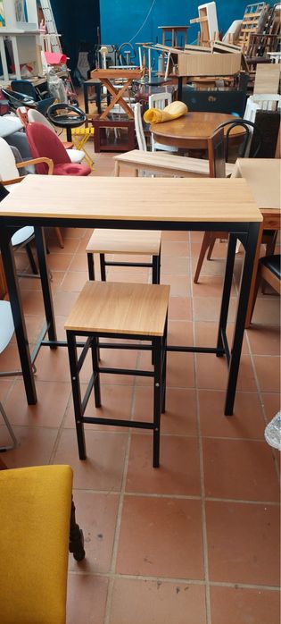 Mesa alta com bancos