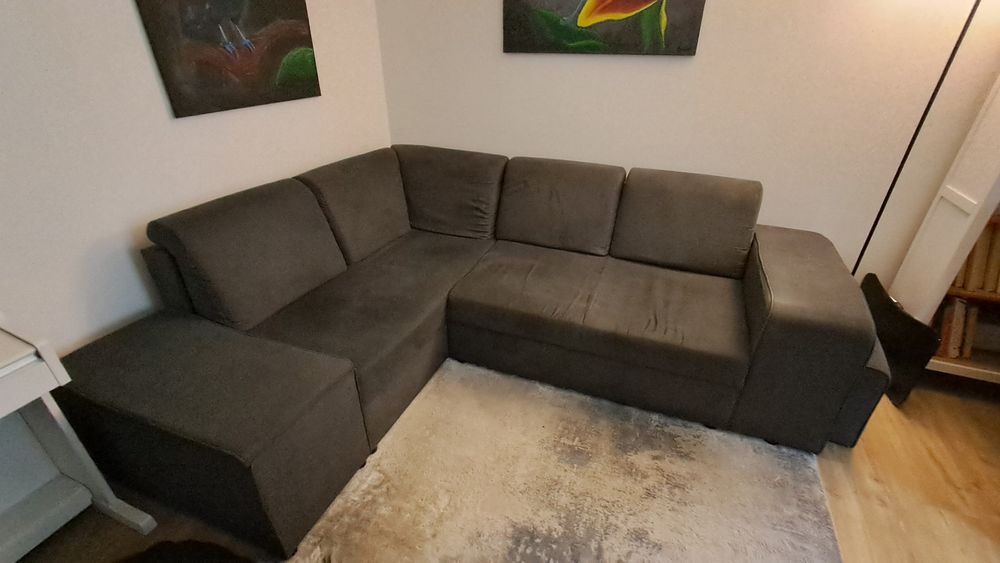 Narożnik  z funkcją spania i czterema pufami