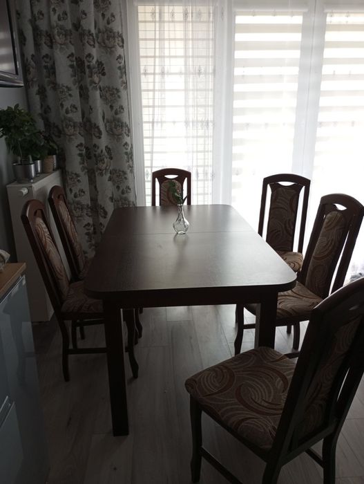 Stół rozkładany i 6 krzeseł