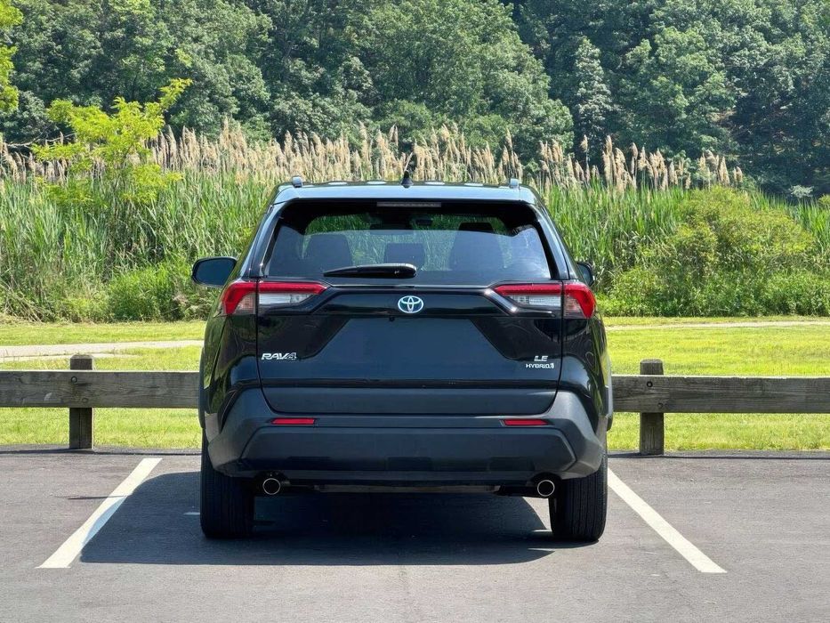 Toyota RAV4 Hybrid XLE Premium      2024