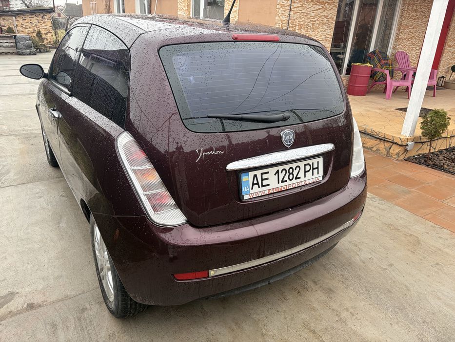 Машина Lancia ypcilon женская