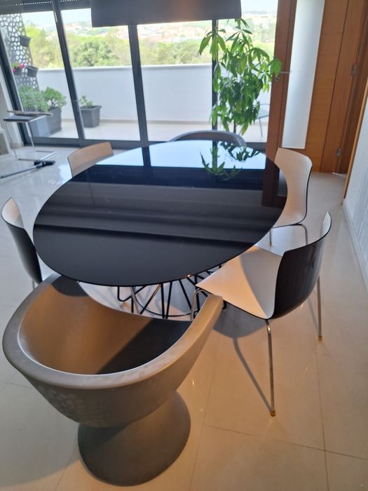 Mesa e cadeiras de sala jantar