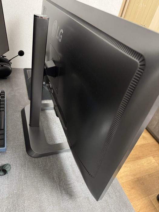 Монітор LG 31MU97Z , 32 дюйми