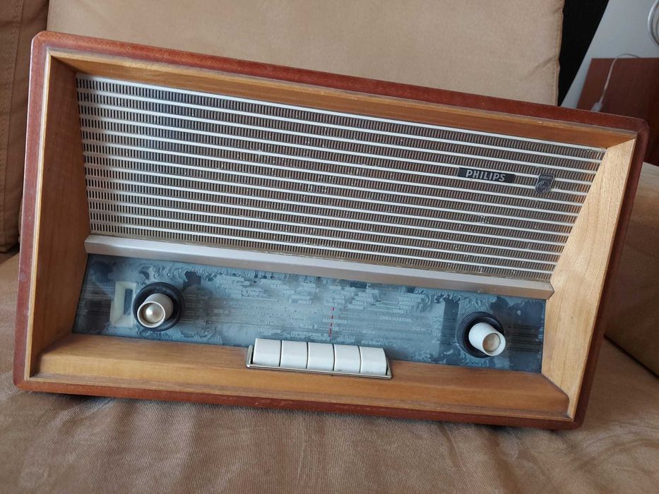 Rádio Antigo Phillips Modelo B4LN46A fabricado em 1964 A funcionar