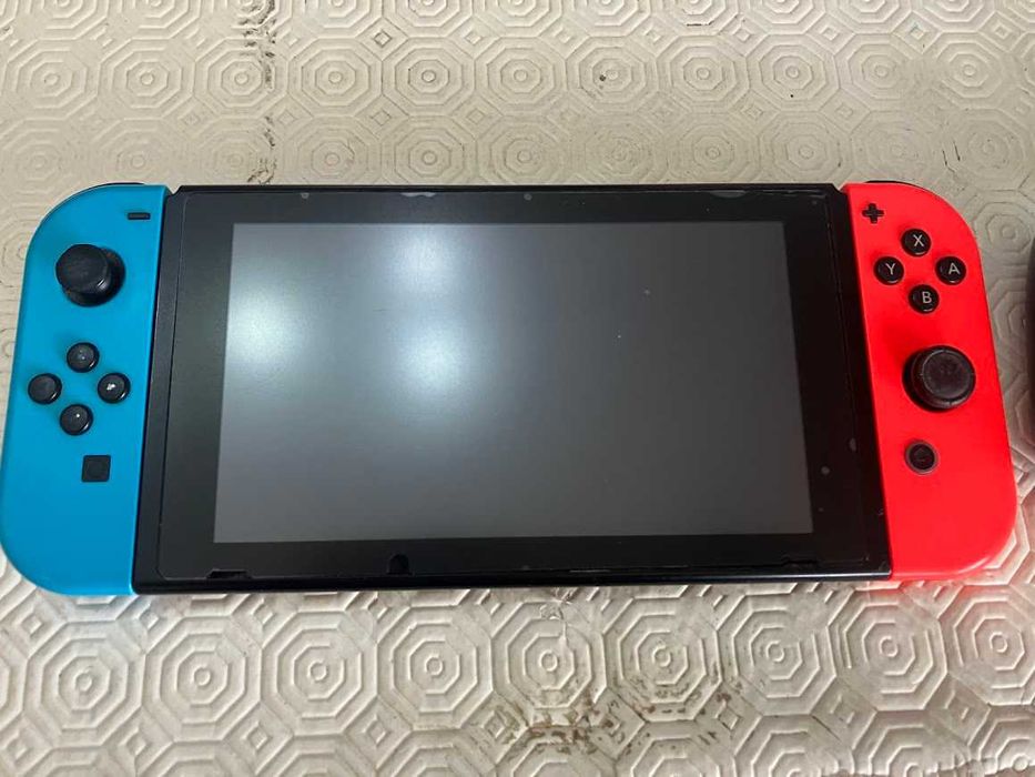 Nintendo Switch1 Completa com comandos extra e caixa de transporte