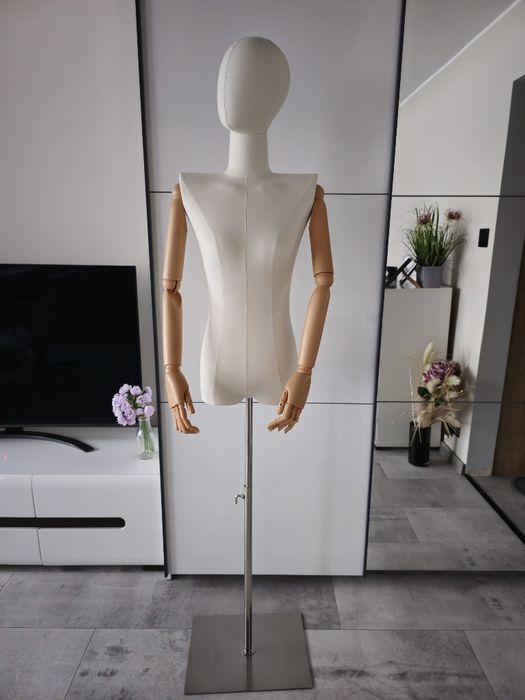 Manekin damski ekspozycyjny