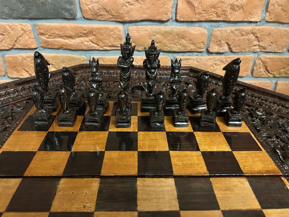 Wielki, ręcznie rzeźbiony zestaw szachów - przepiękne arcydzieło