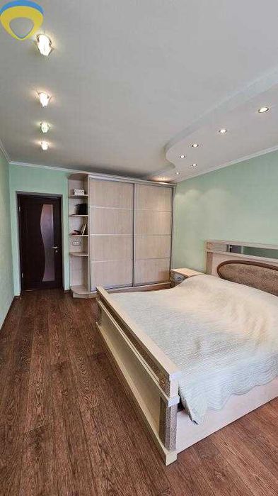 Продам простору 2-кімнатну квартиру на Черемушках, вул. Старицького
