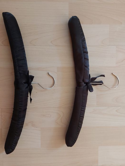 Cabides pretos forrados a cetim