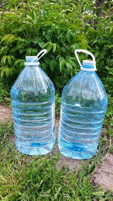 Натуральна жива вода з-під свердловини. Питна та корисна вода