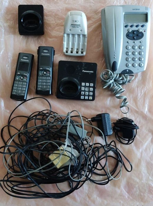 Старі стаціонарні телефони та купа проводів для них