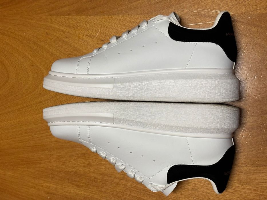 Sapatos Brancos de cerimónia usados uma única vez.
