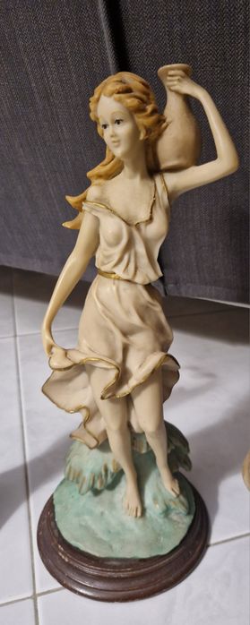 Várias estatuetas antigas
