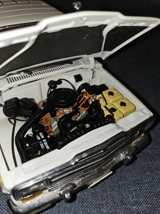 Model Jeep Grand Wagoneer 1/18 Autoart