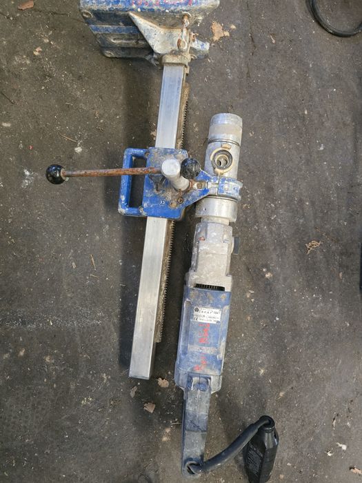 Máquina de perfuração em betão/pedra.
A funcionar perfeitamente
 Sem folgas
Com coluna/suporte
 230V
 Sem brocas
 Marcas de uso
 650€ negociável
Mensa