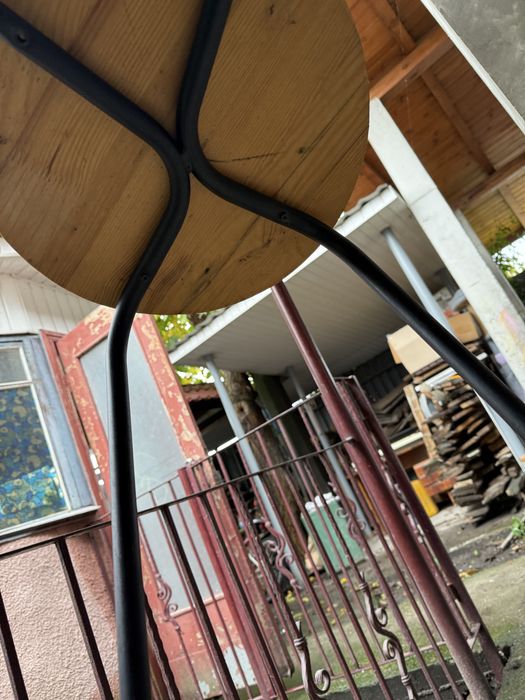 Ствльці металеві з деревяною сідушкую