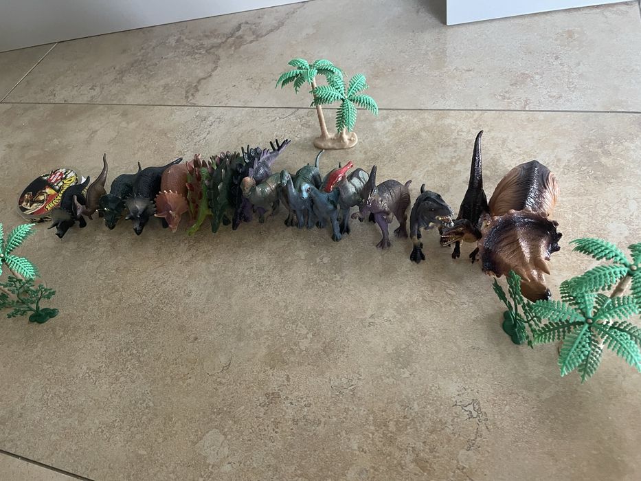 Komplet 16 dinozaurów w tubie + drzewka