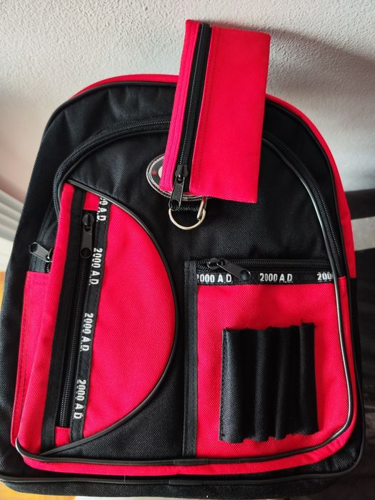 Mochila Escolar/ Infantário, preta e vermelha  com muitos bolsos exteriores e emblema USA