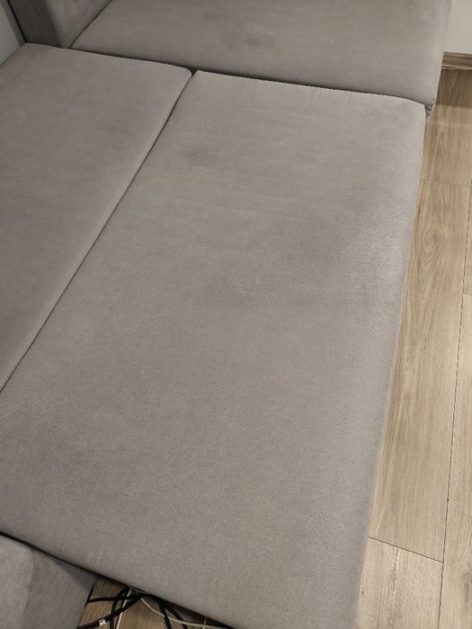 Rozkładana kanapa rogówka szara z poduszkami i schowkami