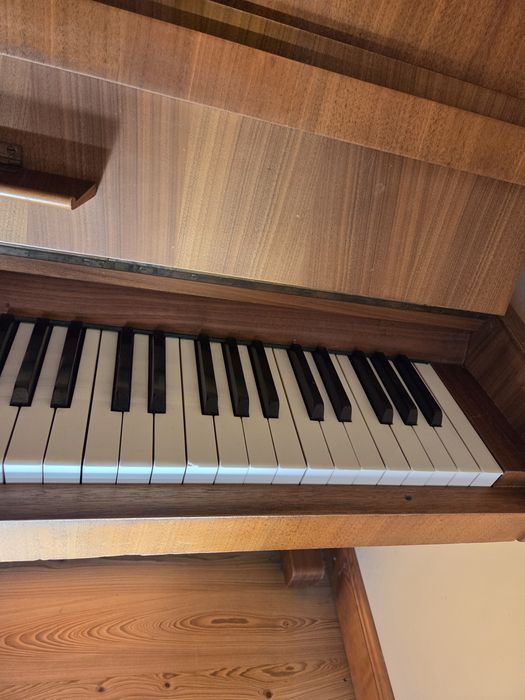 Pianino Legnica w dobrym stanie