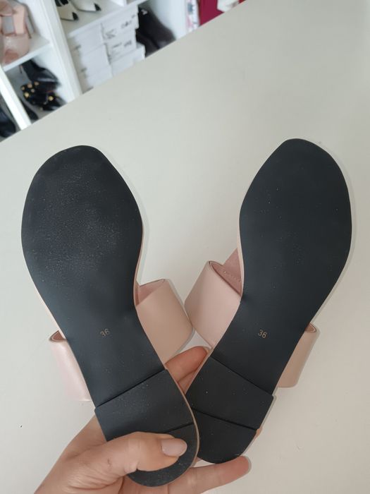 Pudrowo różowe skórzane japonki