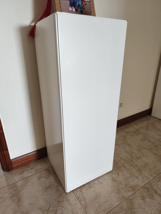 2 colunas lacadas a branco com prateleiras de vidro