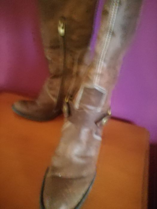 Botas de Senhora em pele com aplicação que pode usar ou não