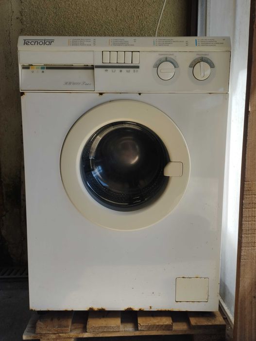 Máquina de lavar roupa da marca Tecnolar, com avaria