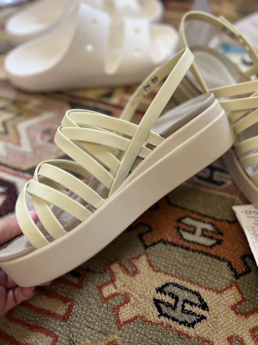 Сандалі Crocs Brooklyn Strappy Low Wedge жіночі на платформі w9