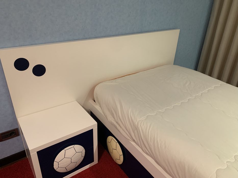 Cama de solteiro, com mesinha de cabeceira