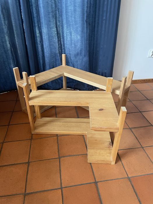 Dwie drewniane półki narożne