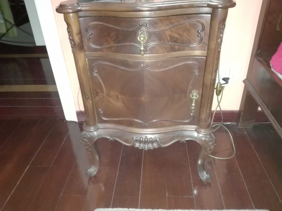 Cama de casal em madeira maciça