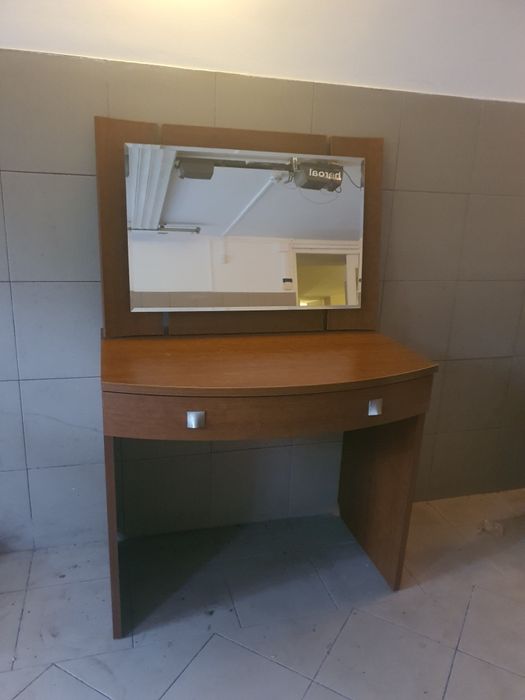 Toaletka z lustrem
