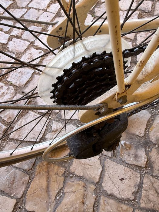Bicicleta Adriatica em bom estado geral. Tem um pneu furado e precisa dessa reparação. Restante funcionamento normal.
