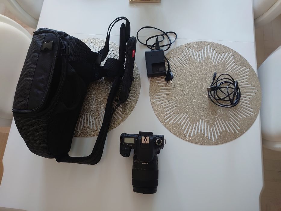 Canon EOS 77D body + obiektyw EFS 18-135 mm