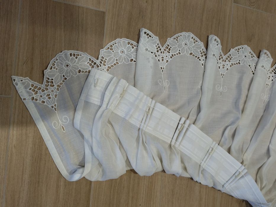 Cortinas brancas bordadas