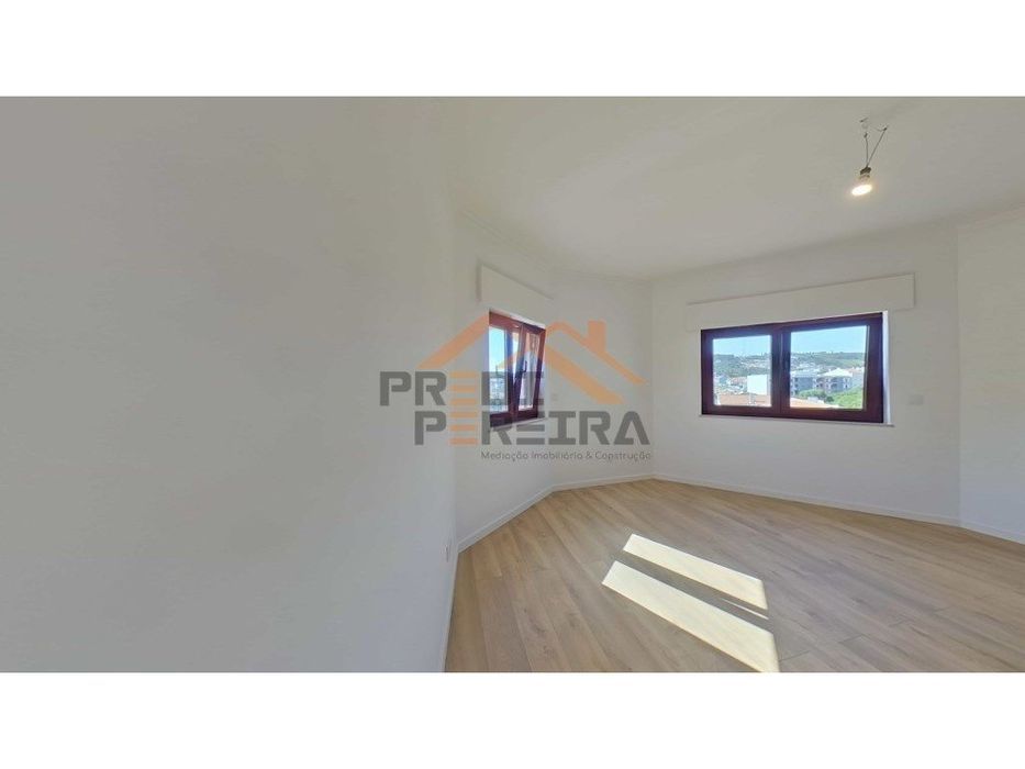 Apartamento T3 duplex remodelado, com box, situado em Casal de Cambra.