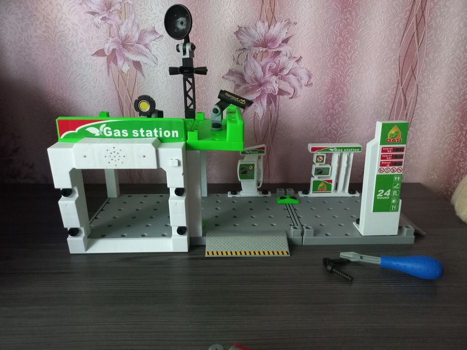 Продам игрушку автозаправка