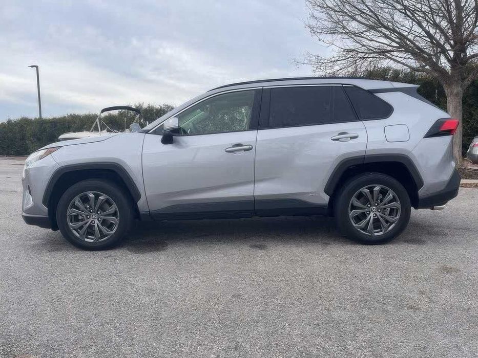 Toyota RAV4 Hybrid XLE Premium      2024