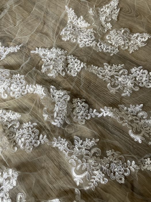 Długi piękny katedralny welon 2.5m