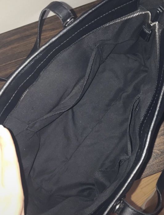 Mala preta estilo tote – espaçosa e funcional