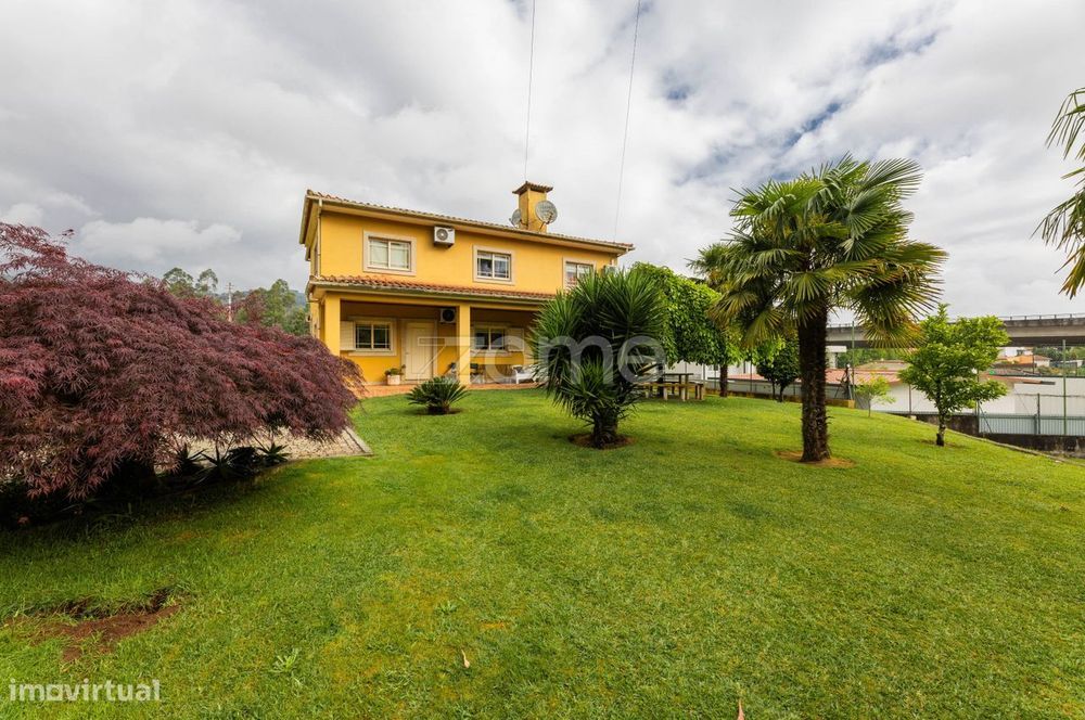 Moradia T4 com 2.000 m2 de terreno, em Areias - Barcelos