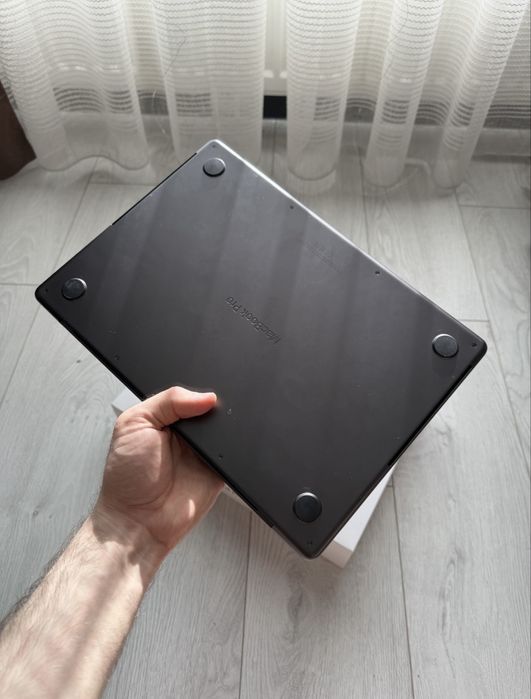 MacBook Pro M4 Space Black, 16 GB / 512 GB