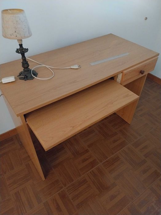 Vendo Roupeiro e secretária de quarto