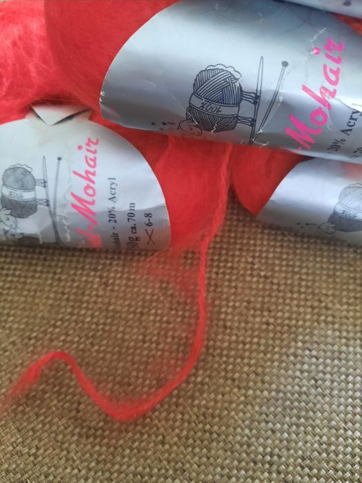 Пряжа мохер червоного кольору