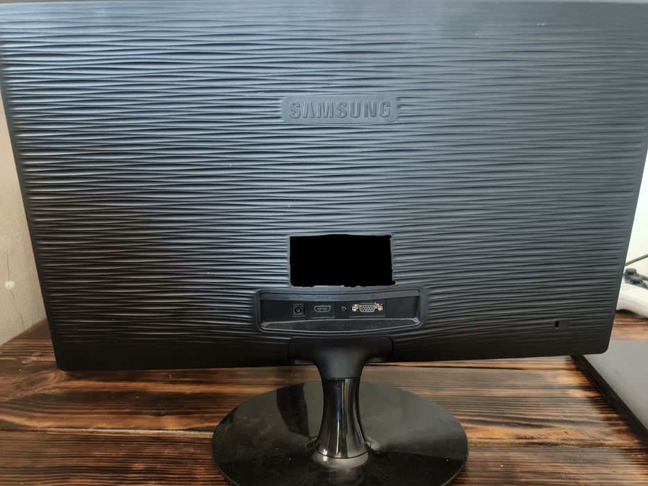 Продається монітор Samsung S24D300H