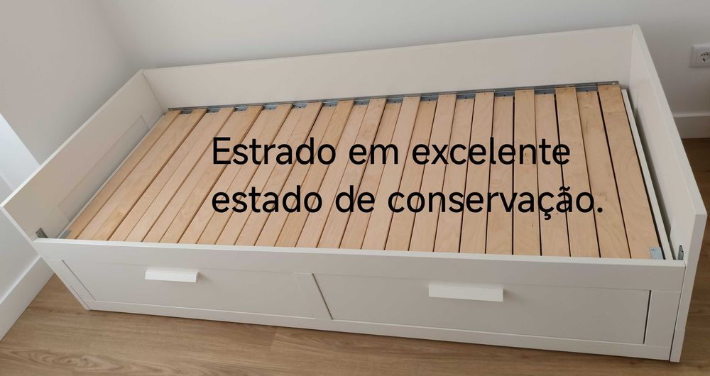 Cama individual/dupla (casal), modelo IKEA BRIMNES, com dois colchões.